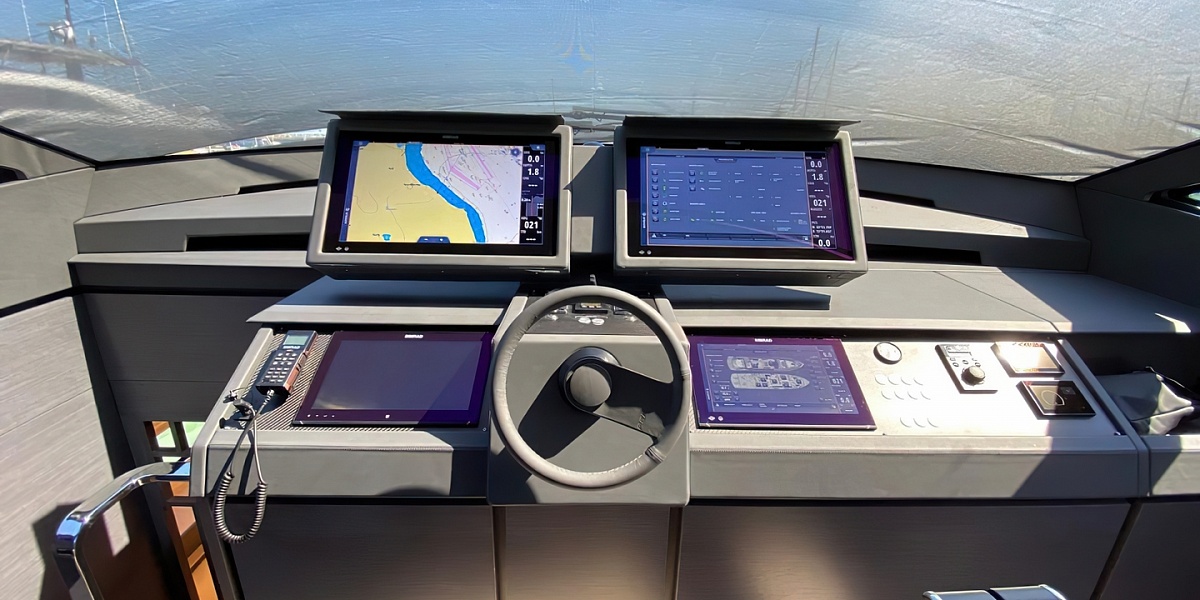 Продается моторная яхта PERSHING 8X 2022г.